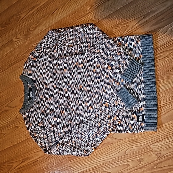 Sweaters - Picture 2 of 7